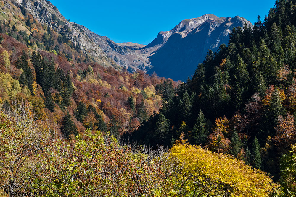 Foto: Mirando hacia el Este desde el mirador de la val de Varrados, Val d'Aran, Pirineos, Catalunya Foto: Mirando hacia el Este desde el mirador de la val de Varrados, Val d'Aran, Pirineos, Catalunya